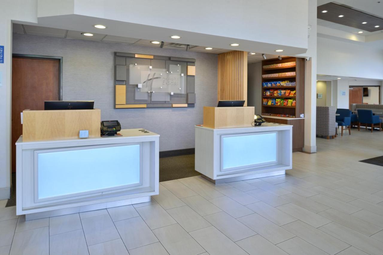 Holiday Inn Express Madera By Ihg Exterior photo