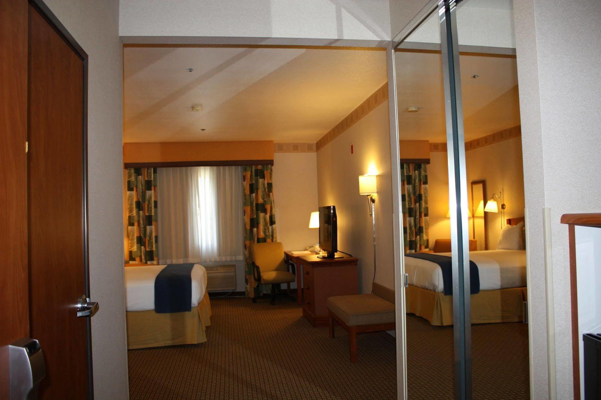 Holiday Inn Express Madera By Ihg Exterior photo