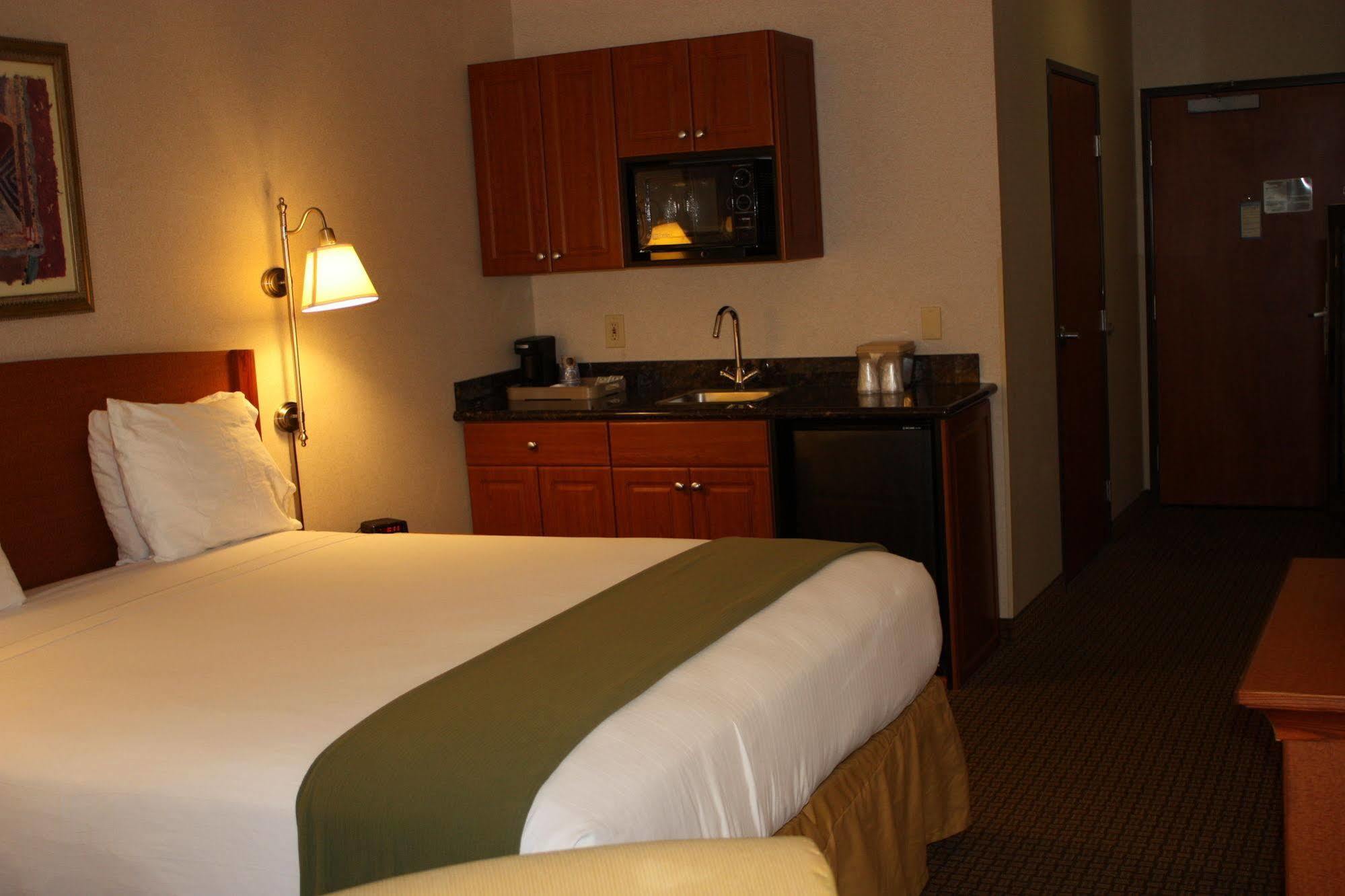 Holiday Inn Express Madera By Ihg Exterior photo